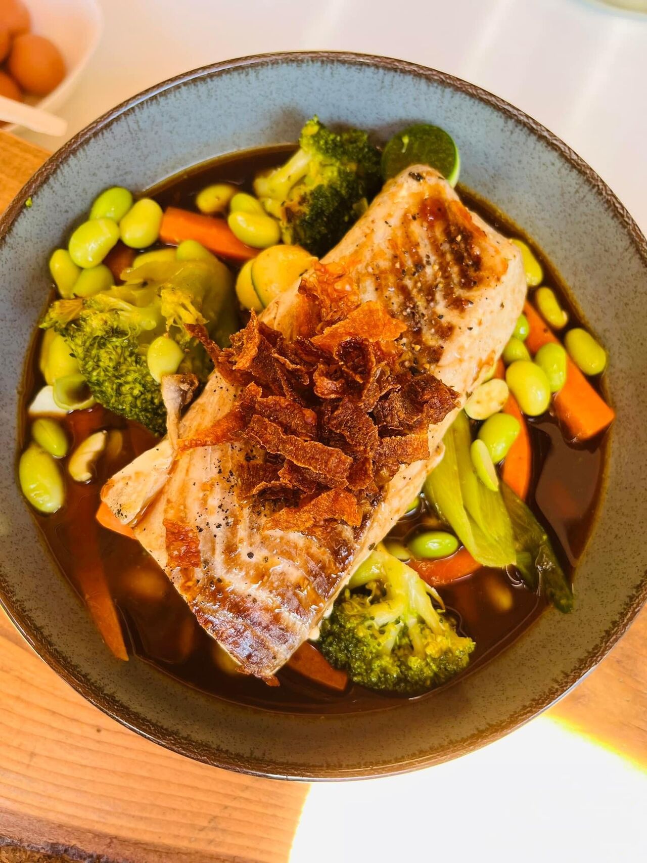 Poisson, bouillon parfumé et légumes de saison